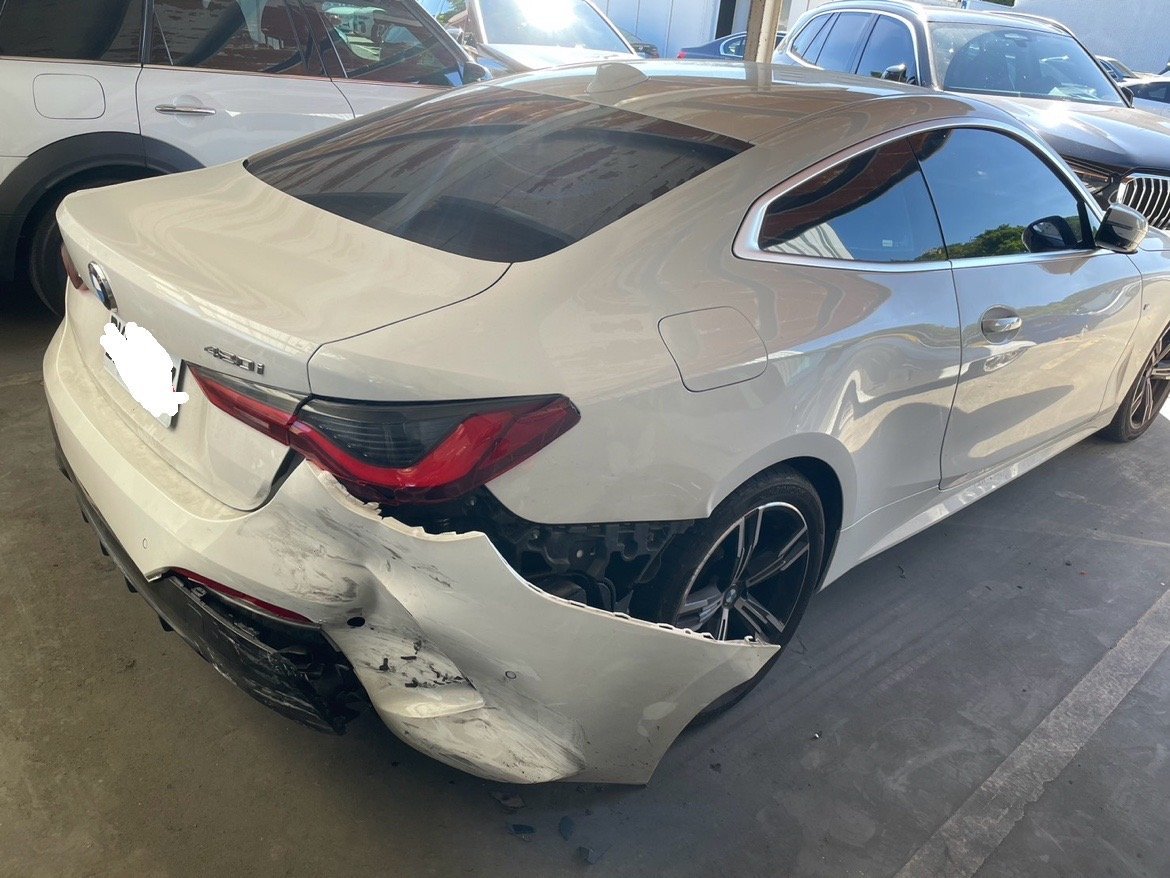 一輛BMW 420i Gran Coupe G22四門轎跑車發生事故後的損傷狀況，展示車身受損部位。車事通提供專業的BMW豪華車事故車收購服務，具備完整的BMW零件資源和專業評估能力。