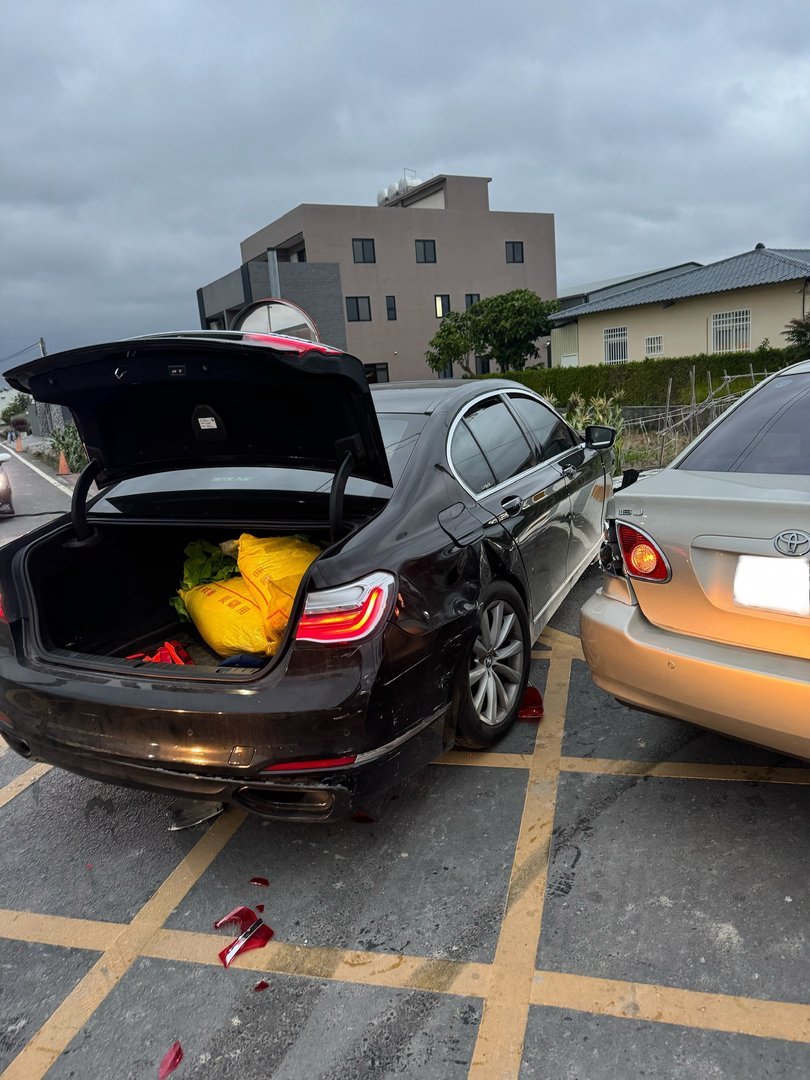 一輛深色BMW G11 7系列豪華轎車發生後端撞擊事故，後保險桿、後車廂、尾燈等部位嚴重受損變形，後車廂蓋打開。車事通提供BMW G11豪華轎車事故專業評估、高級電子系統檢測、德系頂級豪華車零件評估與高價收購服務，全台24小時專業處理頂級豪華轎車事故案例。