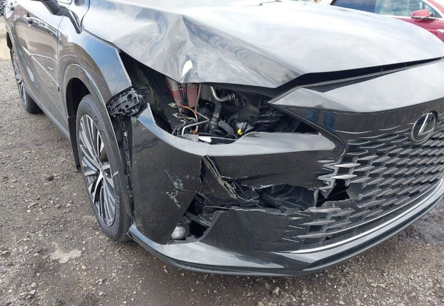 一輛白色2025年Lexus NX豪華休旅車右前方受損的事故車，右前保險桿變形破損，大燈組損壞，引擎蓋輕微變形。車事通提供專業的Lexus NX事故車收購服務，24小時全台到府評估，新車款也能高價收購。