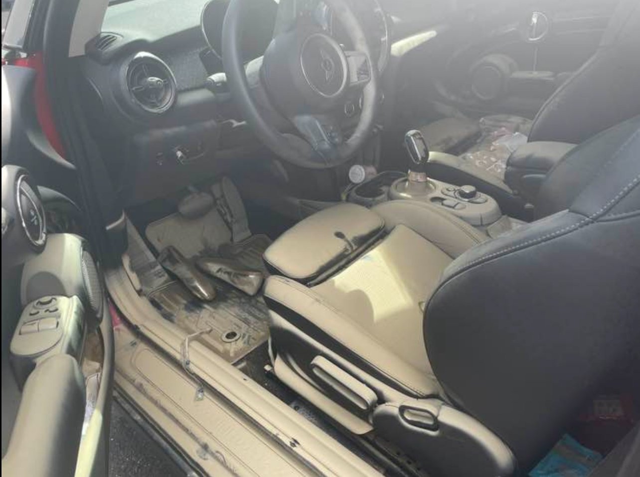 一輛2023年MINI車款內裝嚴重泡水損傷，座椅、地毯、門板等內裝部件均受水損影響，顯示典型的泡水車特徵。車事通提供MINI泡水車專業評估、電子系統檢測、內裝損傷評估與透明定價收購服務，全台24小時專業處理豪華小車泡水案例。